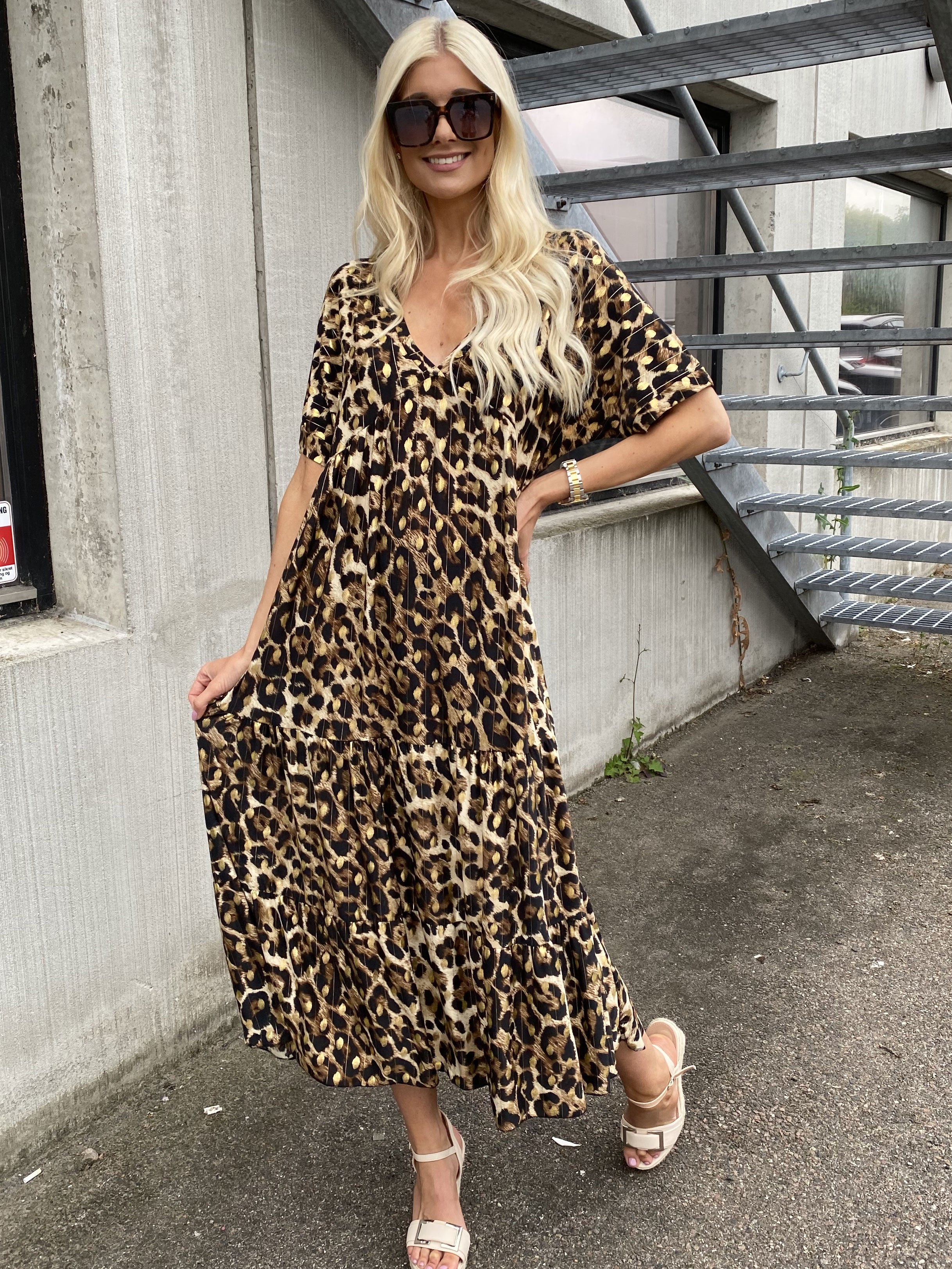 Julita - Klänning med volangkant i nedre delen